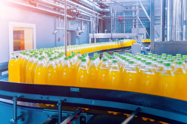 İçecek fabrika iç. Konveyör şişe suyu veya su ile. Modern aletleri