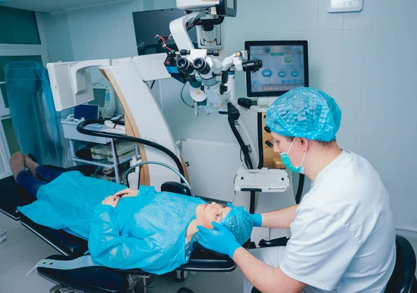 Paciente Cirurgião Centro Cirúrgico Durante Cirurgia Oftálmica — Fotografia de Stock