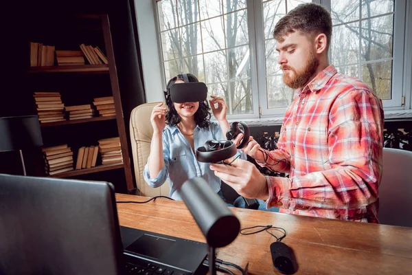 Joven Chica Juega Juego Con Gafas Realidad Virtual Sala Del — Foto de Stock