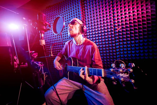 Zpěvačka Zpívá Mikrofonem Hrát Kytaru Nahrávacím Studiu Moderní Zázemí — Stock fotografie