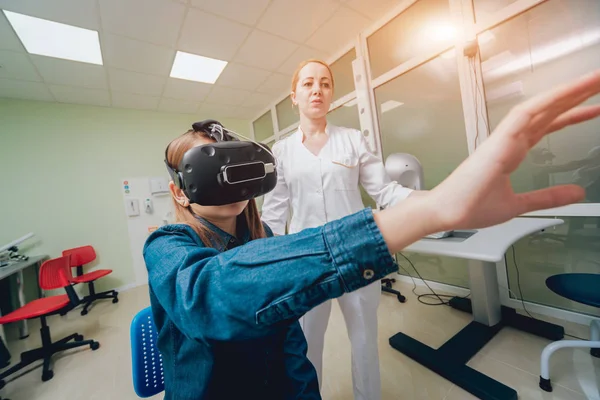 Oftalmología Médico Comprobar Visión Niña Con Ayuda Gafas Realidad Virtual — Foto de Stock