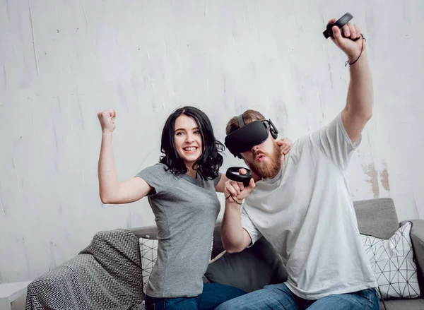 Joven Con Novia Jugando Con Gafas Realidad Virtual Tecnologías — Foto de Stock