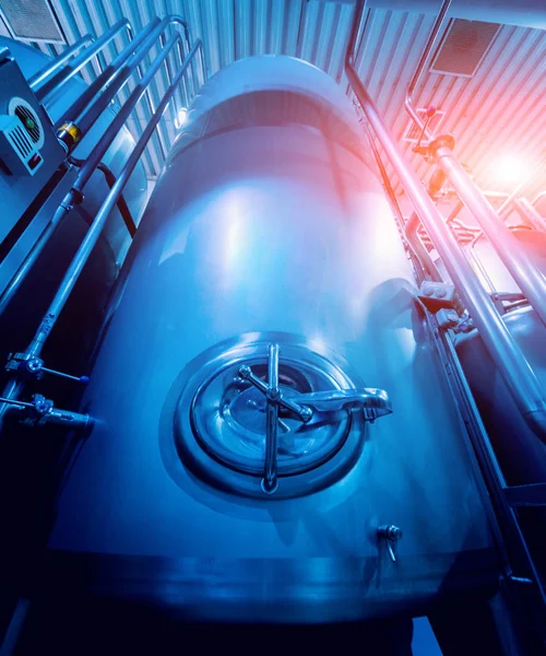 Modern bir bira iç. Varil ve borular. Fabrika iç. Sanayi arka plan