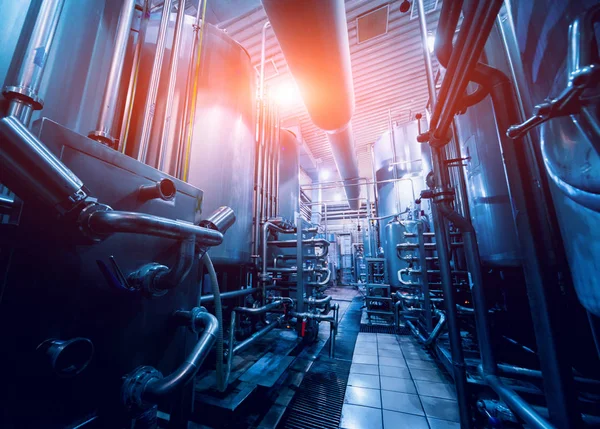 Modern bir bira iç. Varil ve borular. Fabrika iç. Sanayi arka plan