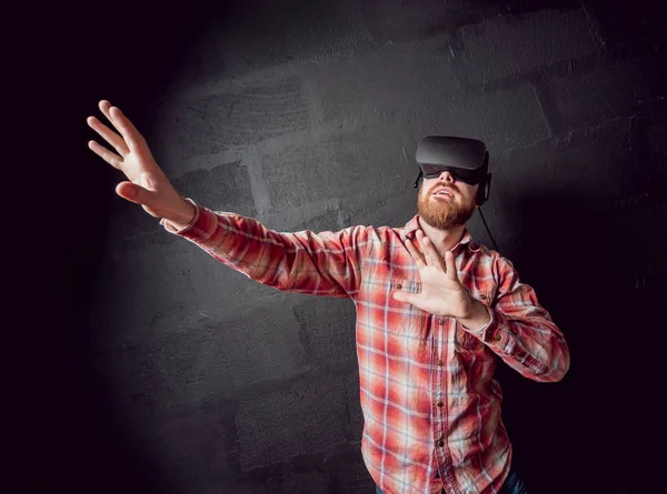 Jovem Barbudo Vestindo Óculos Realidade Virtual Escritório — Fotografia de Stock