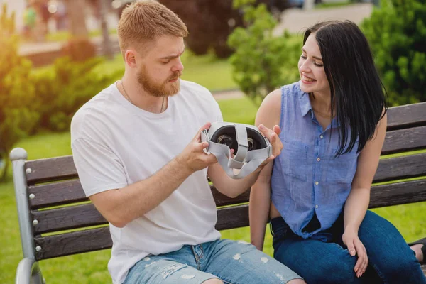 Young Caucasian Couple Plays Game Using Virtual Reality Glasses Street — Stock Photo, Image