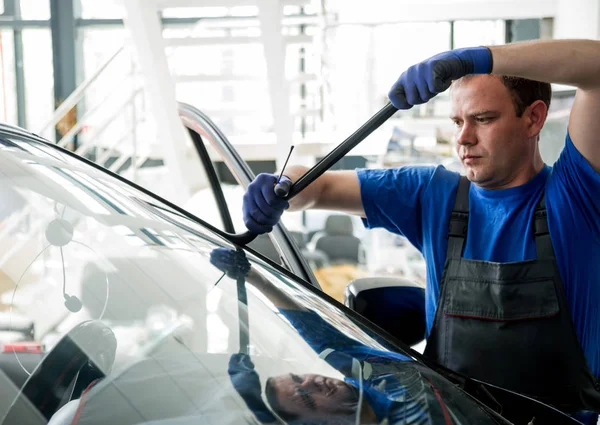 Auto Speciale Werknemers Ter Vervanging Van Voorruit Van Auto Auto — Stockfoto