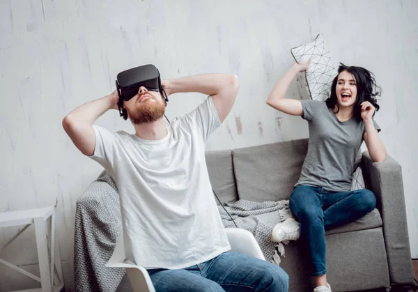 Joven Con Novia Jugando Con Gafas Realidad Virtual Tecnologías — Foto de Stock