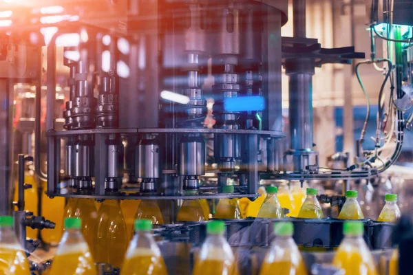 Otomatik Dolum Makinası su Plastik Pet şişe dökülen. Bira üretim. Endüstriyel arka plan.