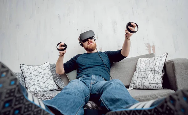 Sanal gerçeklik gözlükleri evde oyunu Genç sakallı adam. VR teknolojileri