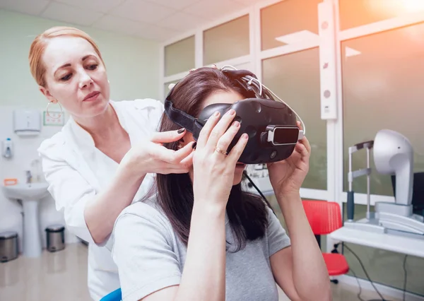Göz hastalıkları doktor kız vizyon yardımıyla sanal gerçeklik kontrol koruyucu gözlük