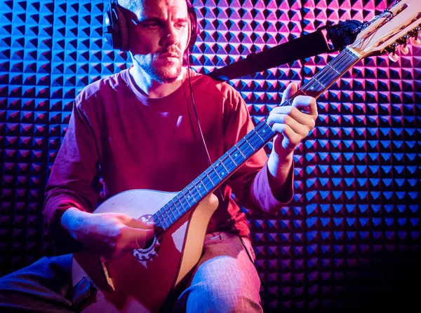 Jovem Tocando Bouzouki Estúdio Gravação Som Contexto Moderno — Fotografia de Stock