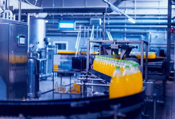 İçecek fabrika iç. Konveyör şişe suyu veya su ile. Modern aletleri