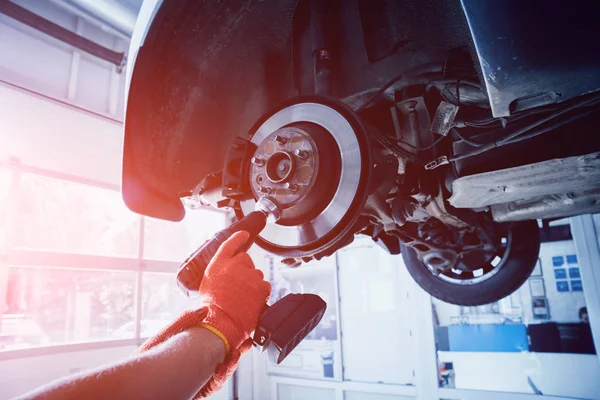 Reinigung Der Scheibenbremse Auto Prozess Des Reifenaustauschs Reparatur Der Bremse — Stockfoto