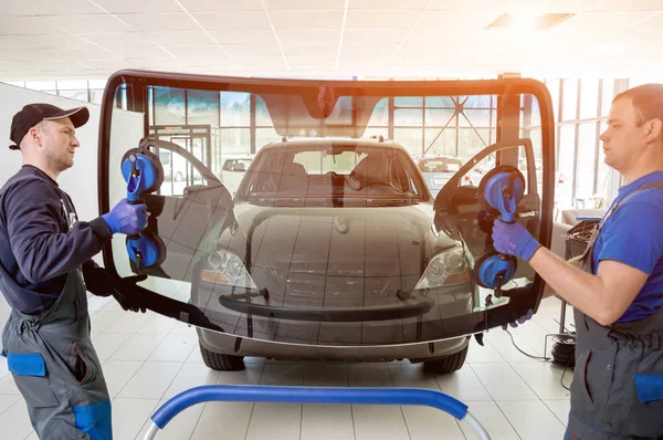 Ön cam otomatik servis istasyonu garajda araba yerine otomobil özel işçi