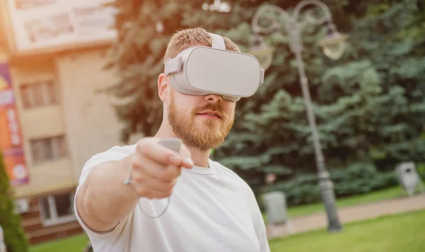 Ung Blond Beardy Man Spelar Ett Spel Som Bär Virtual — Stockfoto