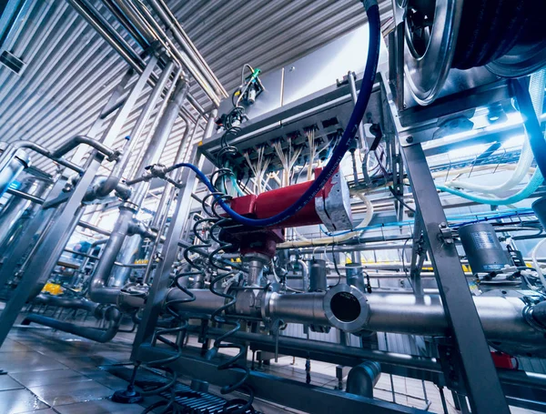 Modern bir bira iç. Varil ve borular. Fabrika iç. Sanayi arka plan