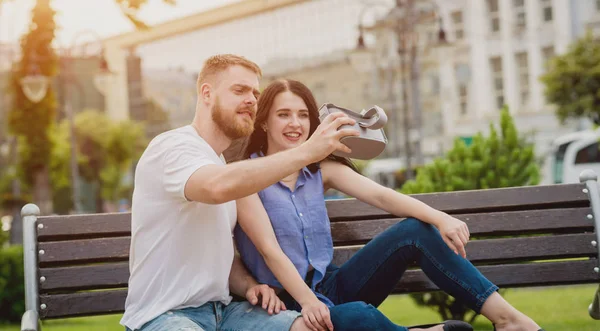 Joven Pareja Caucásica Juega Juego Con Gafas Realidad Virtual Calle —  Fotos de Stock