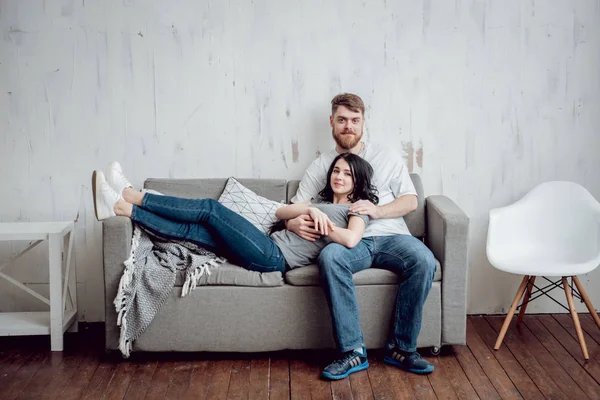 Eğleniyor ve evde gülerek mutlu çift.