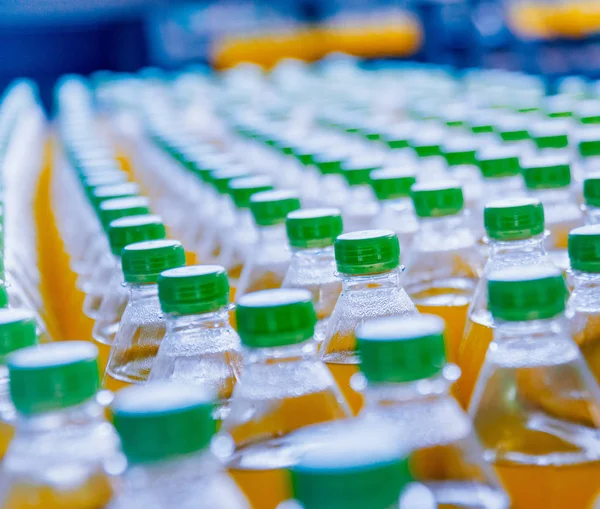 İçecek fabrika iç. Konveyör şişe suyu veya su ile. Modern aletleri