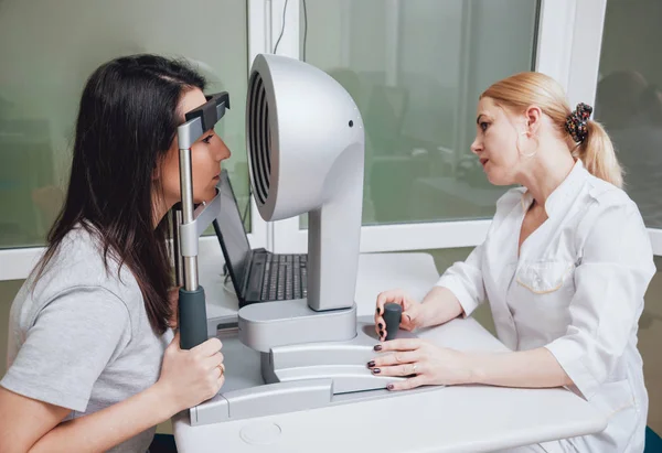 Optometrista Fazendo Topografia Córnea Clínica Oftalmologia — Fotografia de Stock