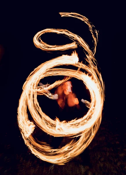 Feuershow. Feuerperformance in der Nacht. — Stockfoto