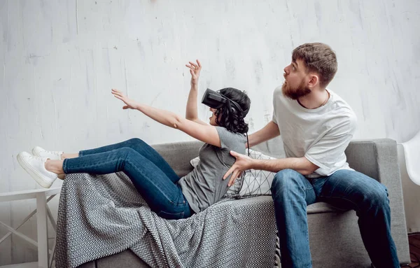 Joven Con Novia Jugando Con Gafas Realidad Virtual Casa Tecnologías —  Fotos de Stock