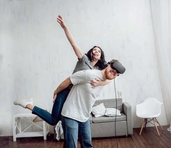 Joven Con Novia Jugando Con Gafas Realidad Virtual Tecnologías —  Fotos de Stock