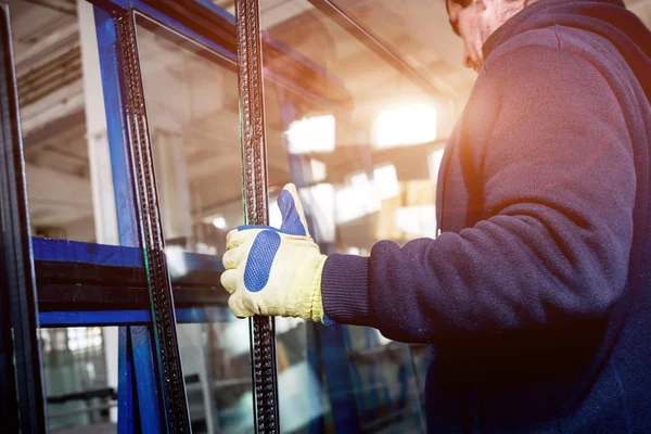 İşçiler cam aktarın. Fabrikada üretim Windows ve alüminyum ve Pvc kapılar için