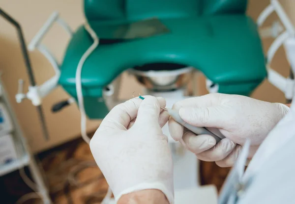 Proctologist Håller Anoscope Mot Proctological Stol — Stockfoto