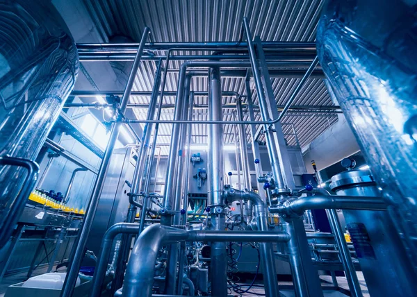 İçecek fabrika iç. Konveyör şişe suyu veya su ile. Modern aletleri