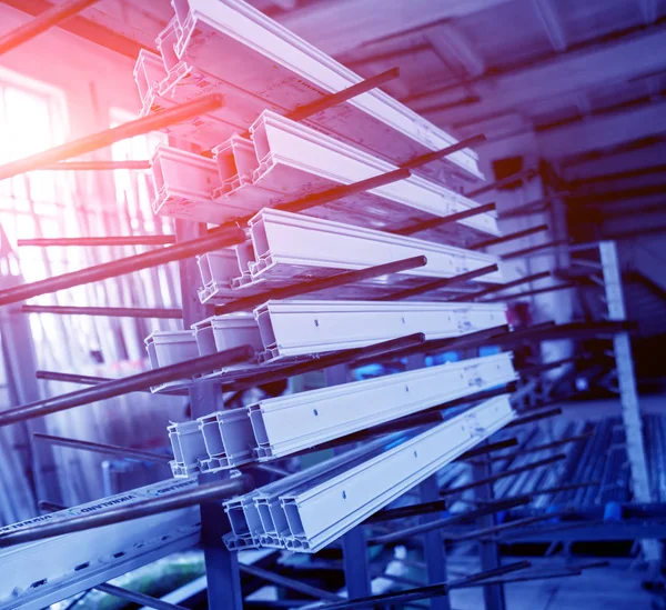 PVC pencere profili kesti. Renkli arka plan. Ayrıntılar