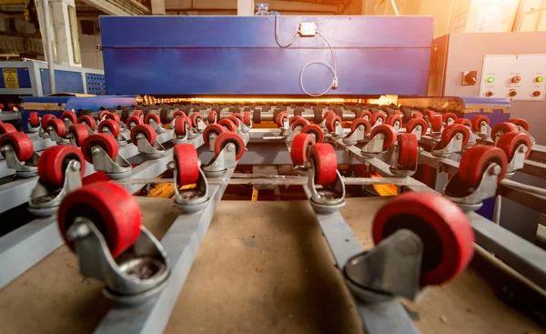 Üretim bir pencere bölmesi için konveyör bant. Endüstri/sanayii donatımı. Arka plan