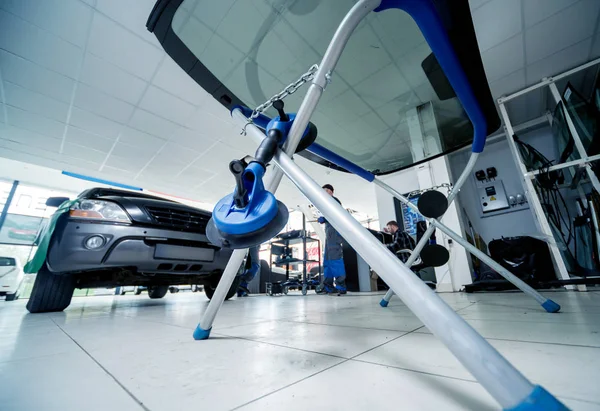 Ön cam otomatik servis istasyonu garajda araba yerine otomobil özel işçi