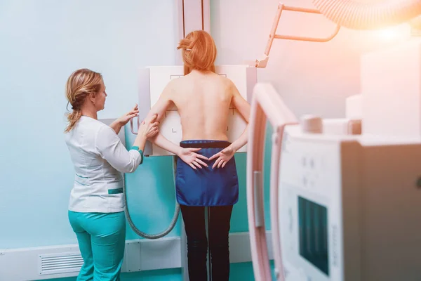 Radiologe Und Patient Einem Röntgenraum Klassisches Röntgensystem Der Decke Medizinische — Stockfoto