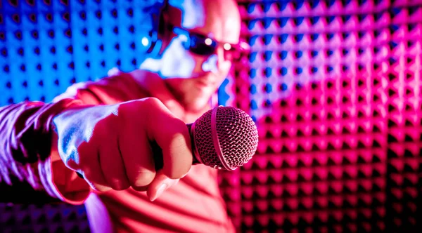 Cantora Canta Com Microfone Estúdio Gravação Contexto Moderno — Fotografia de Stock