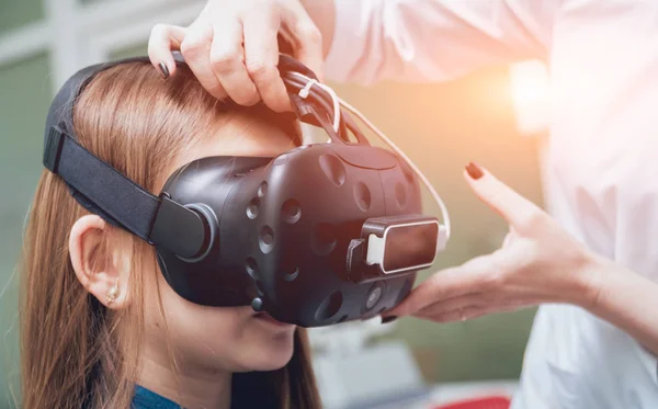 Oftalmología Médico Comprobar Visión Niña Con Ayuda Gafas Realidad Virtual — Foto de Stock