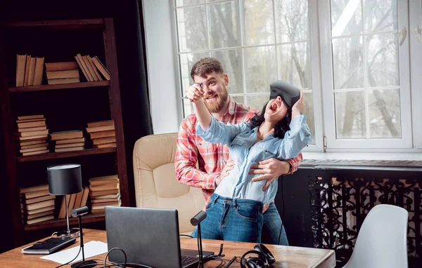 Joven Chica Juega Juego Con Gafas Realidad Virtual Sala Del —  Fotos de Stock