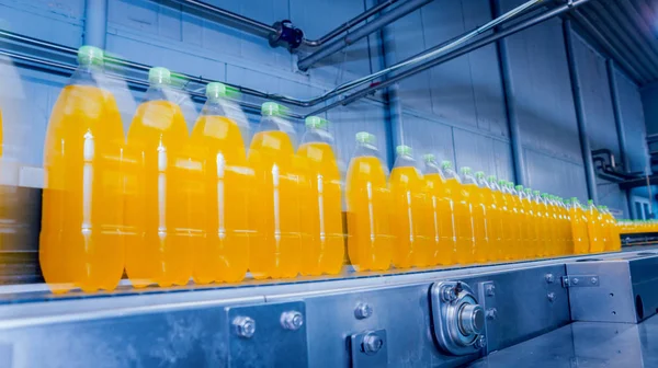 Drank fabriek interieur. Transportband met flessen voor SAP of water. Bouwgereedschap — Stockfoto