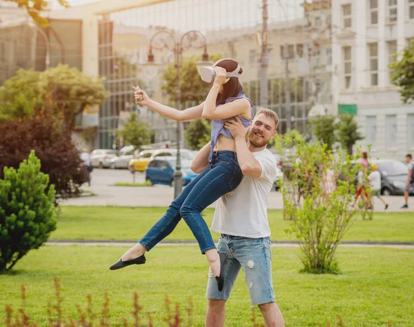 Jeune Couple Caucasien Joue Jeu Utilisant Des Lunettes Réalité Virtuelle — Photo