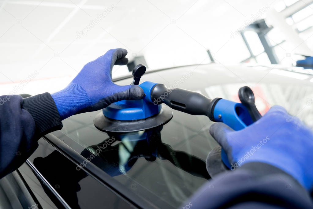 Automotive glazier equipment for replace windscreen in auto service station garage