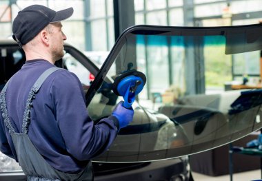 Otomobil özel alt ön cam veya cam otomatik servis istasyonu garajında bir araba değiştirme. Arka plan