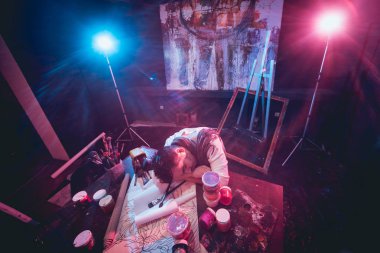 Studio çalışma genç erkek sanatçı