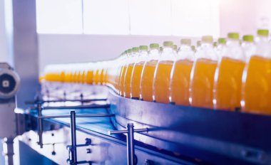 Konveyör şişe suyu veya su ile. İçecekler fabrika ekipmanları
