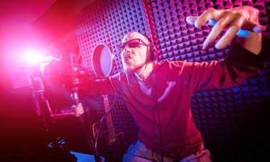 Kayıt stüdyosu olarak bir mikrofon ile şarkıcı söylüyor. Modern arka plan