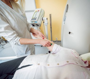 Doktor ve hasta hastanede bilgisayarlı tomografi odası