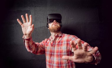 Sanal gerçeklik giyen genç sakallı adam ofiste gözlükler