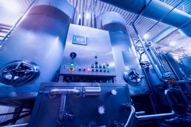 Modern bir bira iç. Varil ve borular. Fabrika iç.