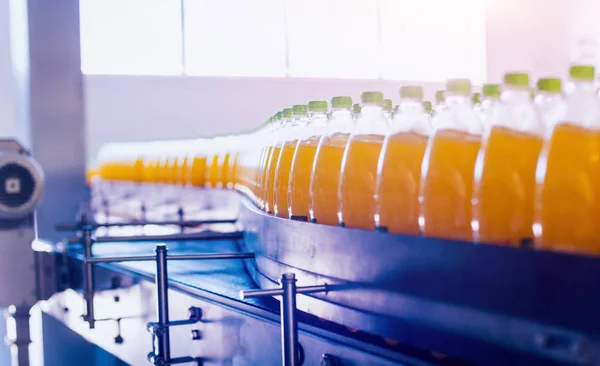 Transportband met flessen voor SAP of water. Dranken fabriek apparatuur — Stockfoto
