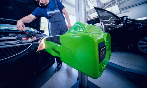 Arbetstagaren Kontrollerar Och Justerar Strålkastarna Bils Belysningssystem Automatisk Reparationstjänst — Stockfoto